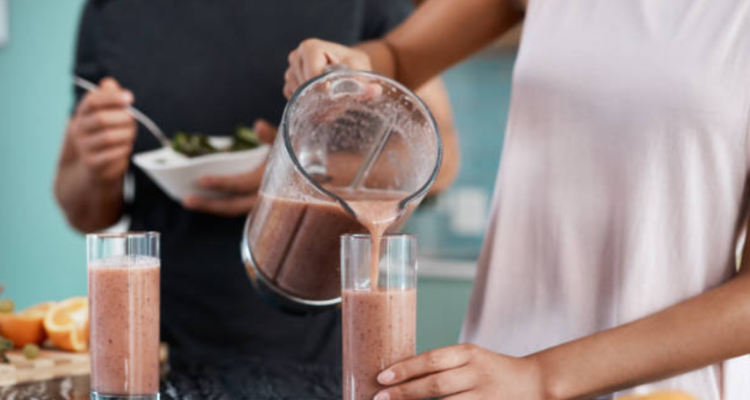 Experto en “zonas azules” da receta de batido para la longevidad que deberías tomar todas las mañanas