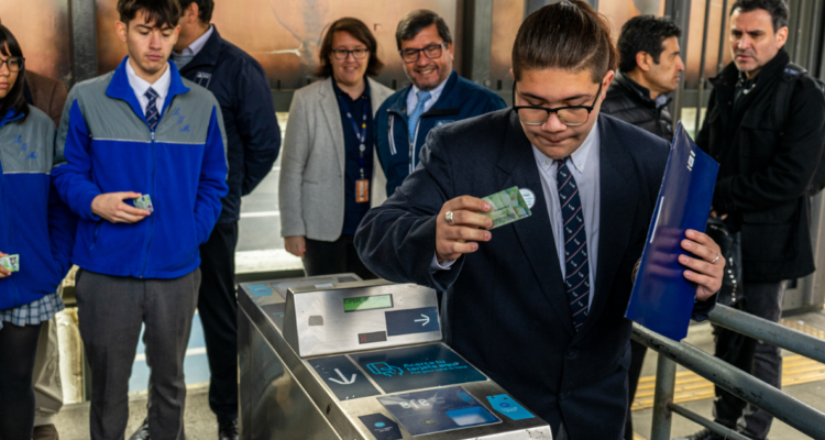 Estudiantes del Bío Bío podrán pagar pasaje de Biotren con TNE: medida beneficiaría a 156 mil jóvenes