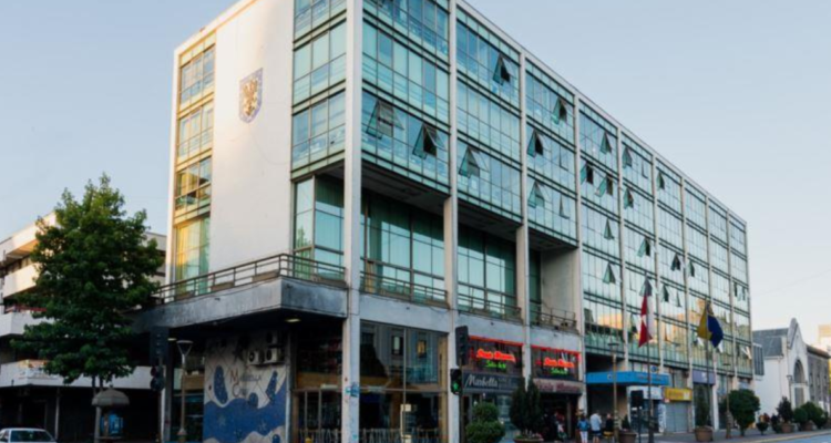 División entre concejales por paro de funcionarios municipales: impidió realización de sesión