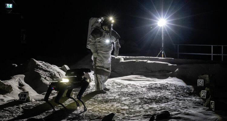 Foto de un astronauta análogo en la Luna artificial