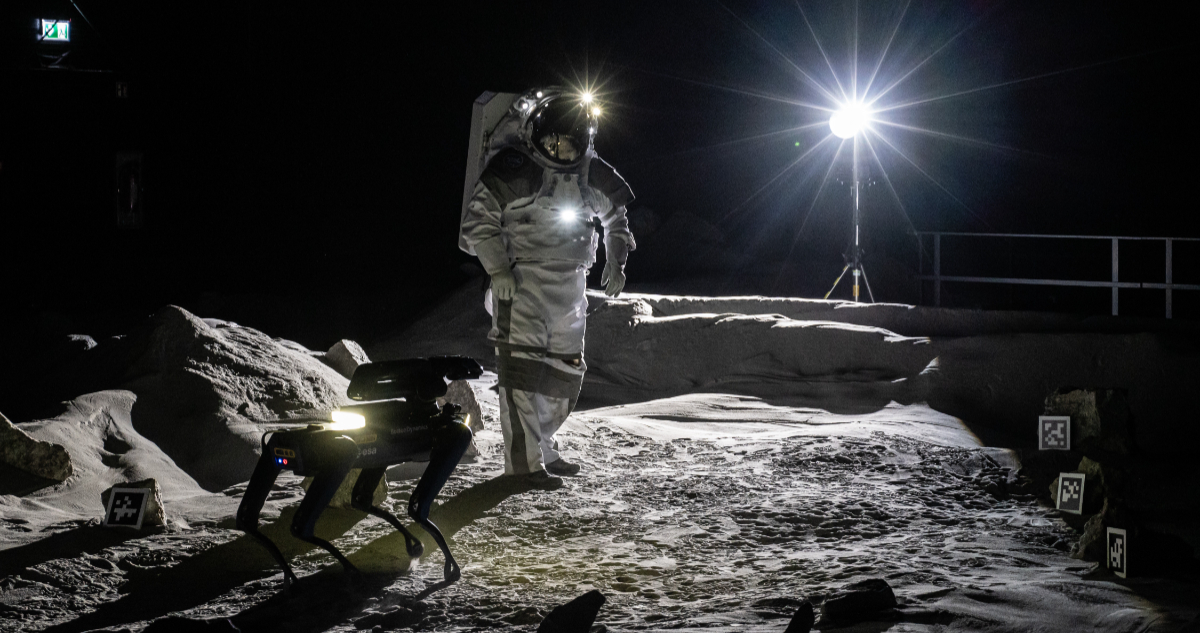 Foto de un astronauta análogo en la Luna artificial