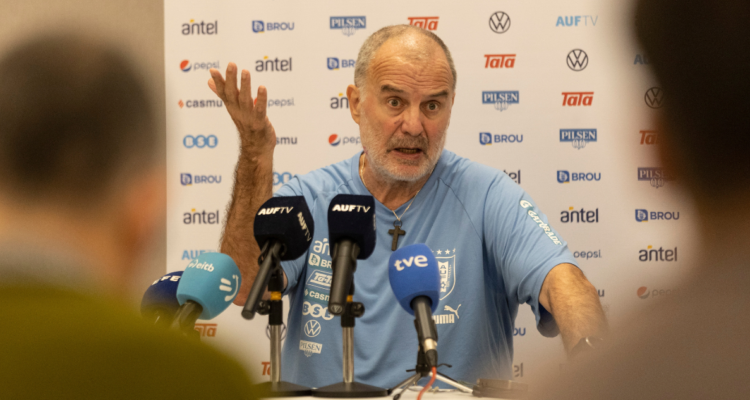 Marcelo Bielsa estalla contra periodista tras polémica con jugador uruguayo.