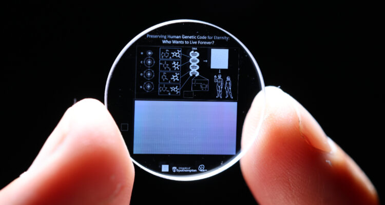 Genoma humano en una pequeña memoria de cristal 5D