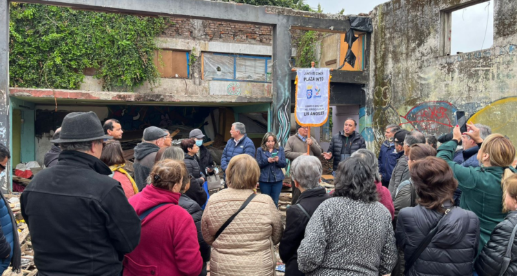 Vecinos en mercado sur de Los Ángeles