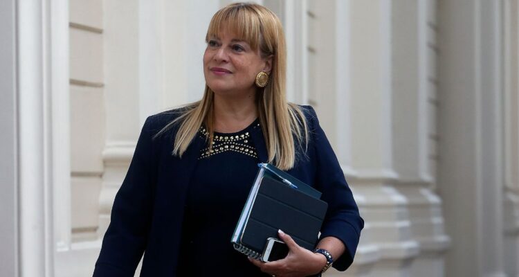 Ministra Vivanco entrega celular y computador a Fiscalía: también exigió copia de chats con Hermosilla