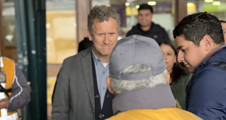 Ministro de Transportes fiscalizando en el terminal de buses de Valdivia.