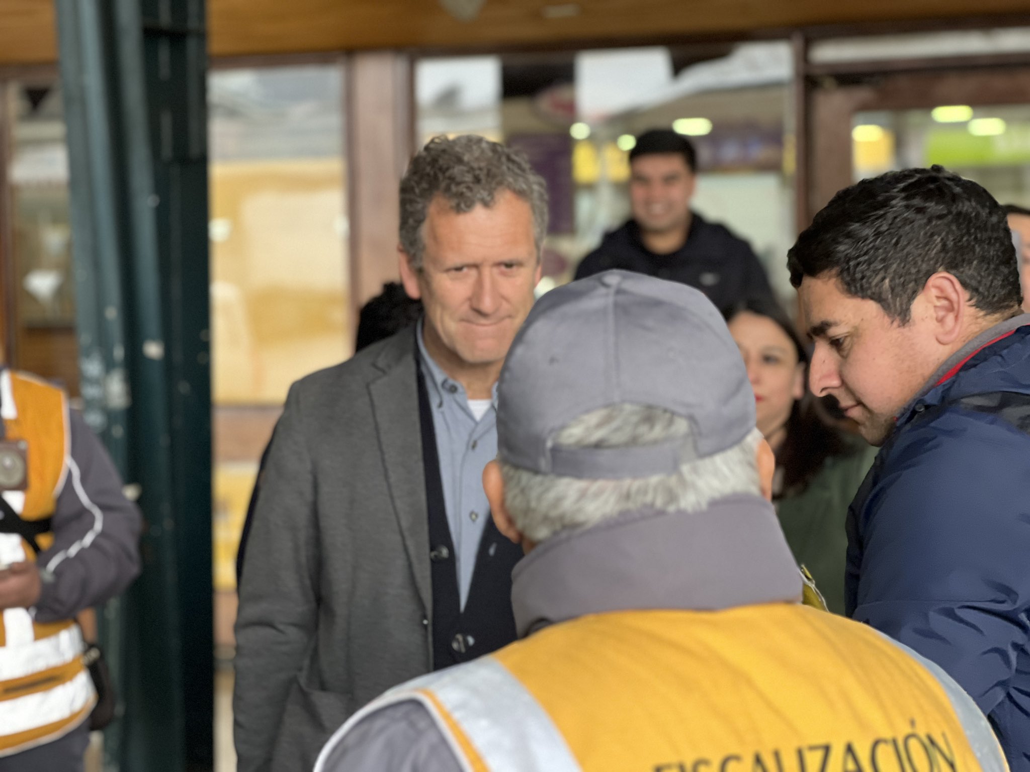 Ministro de Transportes fiscalizando en el terminal de buses de Valdivia.