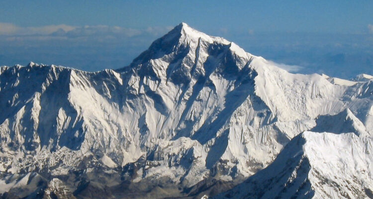 Descubren una anomalía que está haciendo crecer año a año al Monte Everest