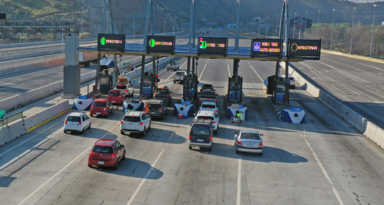 MOP llama a la paciencia y precaución: para este martes se espera la mayor salida de autos de Santiago
