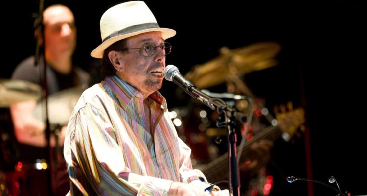 Muere Sérgio Mendes, leyenda del bossa nova y autor de versión histórica de “Mas que nada”