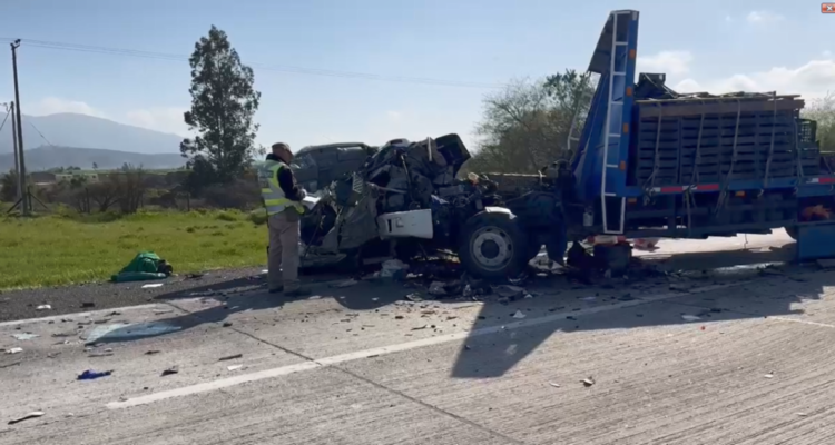 Muere un menor de 12 años tras grave choque entre dos camiones en la Ruta 78