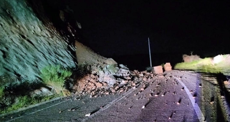 Cierran ruta Cabildo-Putaendo por masivo desprendimiento de rocas