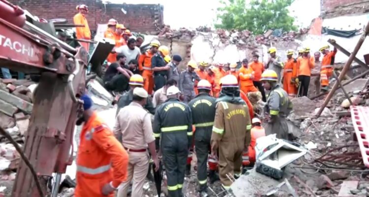 Al menos 10 muertos deja derrumbe de un edificio en India: entre ellos cinco niños