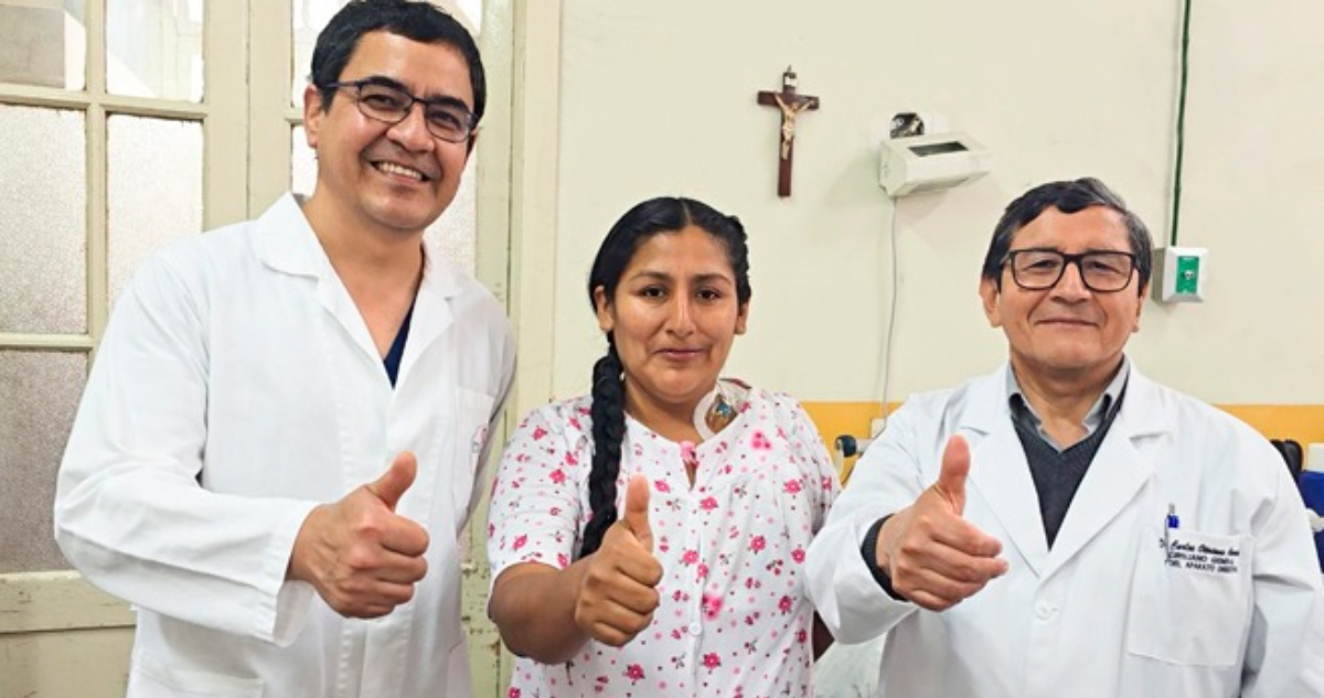 Azucena junto al equipo médico que la ayudó con su embarazo ectópico.