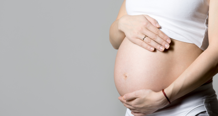 Mujeres y complicaciones por el proceso de un vientre de alquiler.