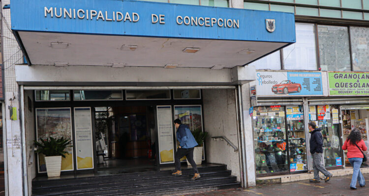 Frontis de la Municipalidad de Concepción, cuyos funcionarios iniciarán un paro