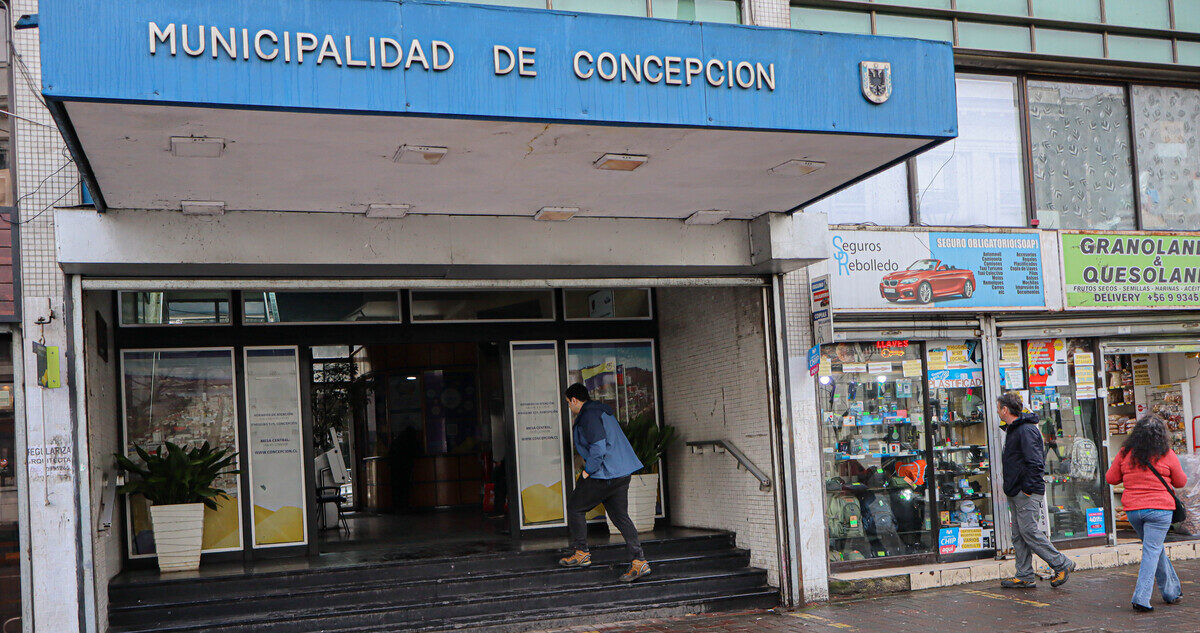 Frontis de la Municipalidad de Concepción, cuyos funcionarios iniciarán un paro