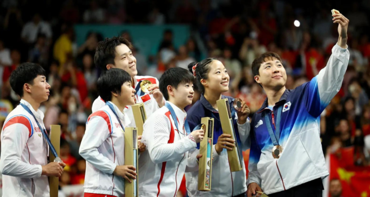 Norcoreanos son investigados por sonreír en foto con surcoreanos en París 2024.