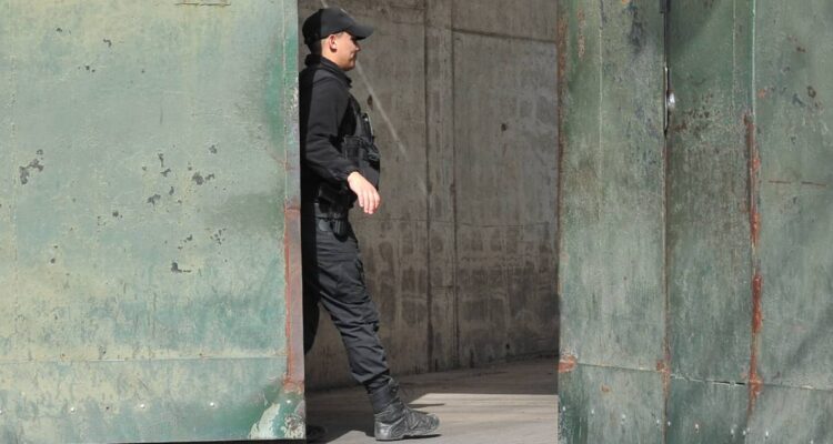 Realizan operativos de Gendarmería en Los Lagos: incautaron droga, armas blancas y celulares