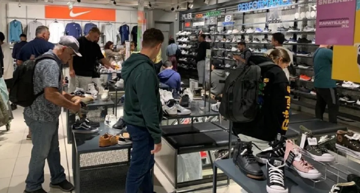 Argentinos en outlets chilenos