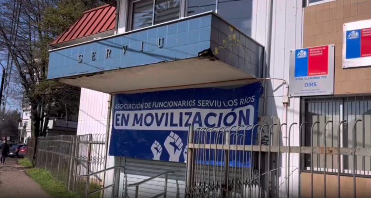 Frontis del Serviu Los Ríos en medio de paro
