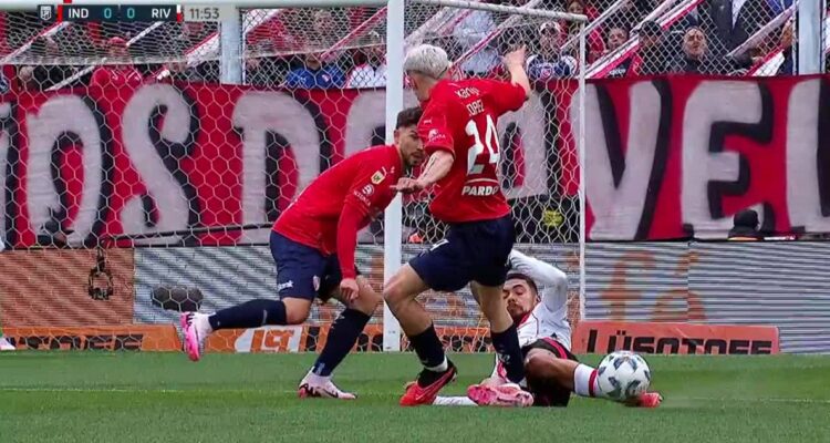 Paulo Díaz recibió tremenda infracción en clásico en Argentina.