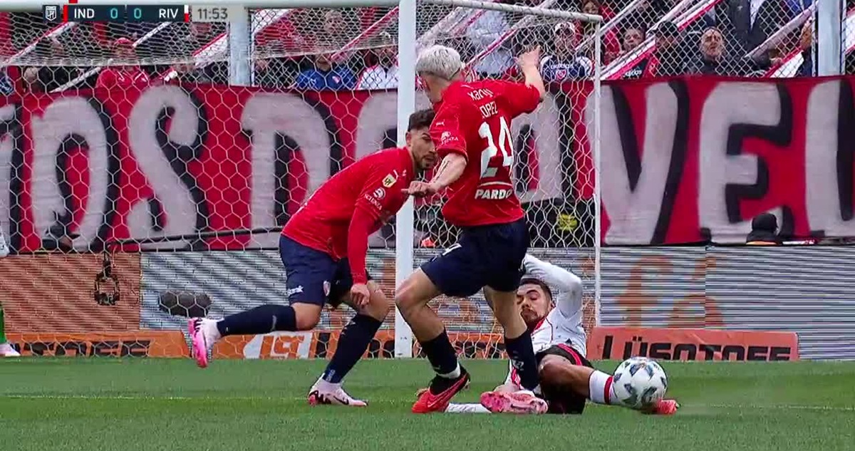 Paulo Díaz recibió tremenda infracción en clásico en Argentina.