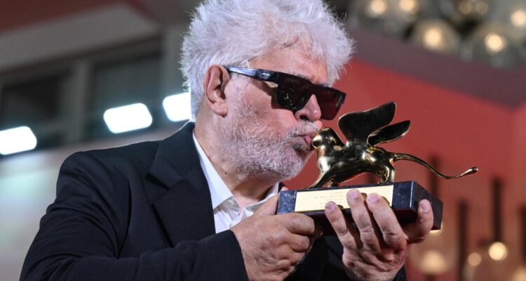 Pedro Almodóvar deja sin León de Oro a Pablo Larraín y Angelina Jolie en Venecia