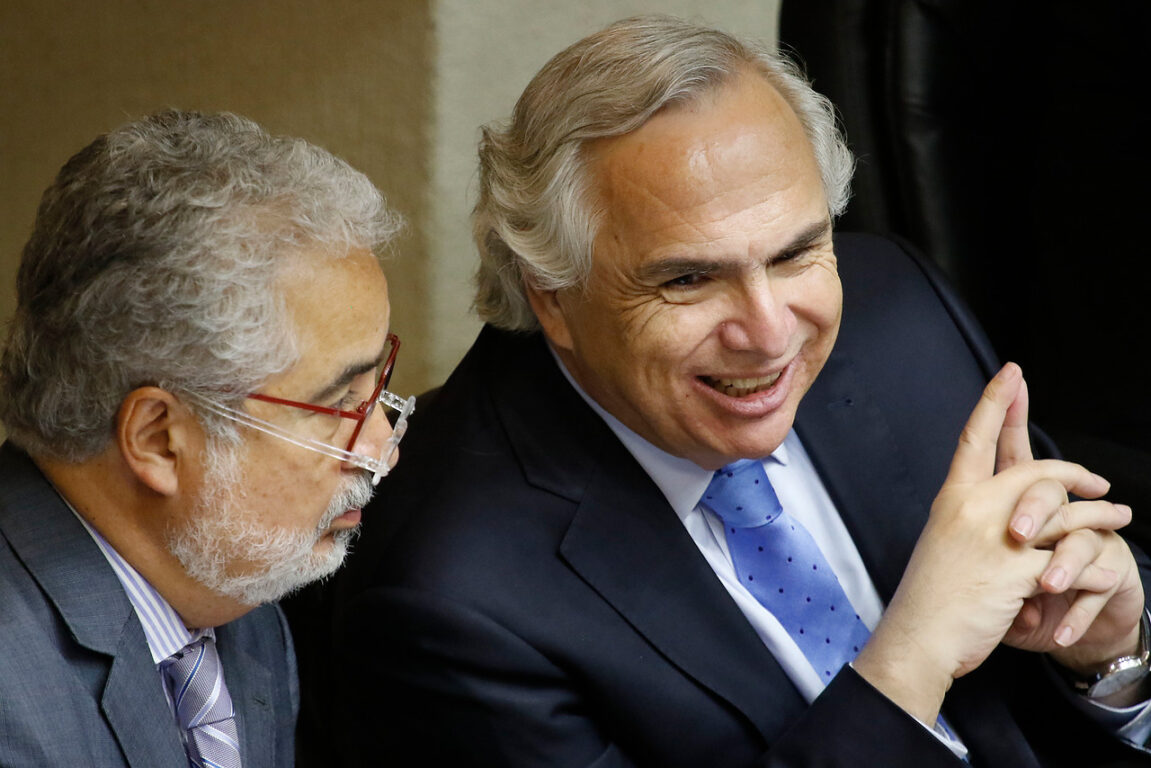 Luis Hermosilla y Andrés Chadwick en 2019, en el Congreso, durante la acusación constitucional contra el exministro del Interior