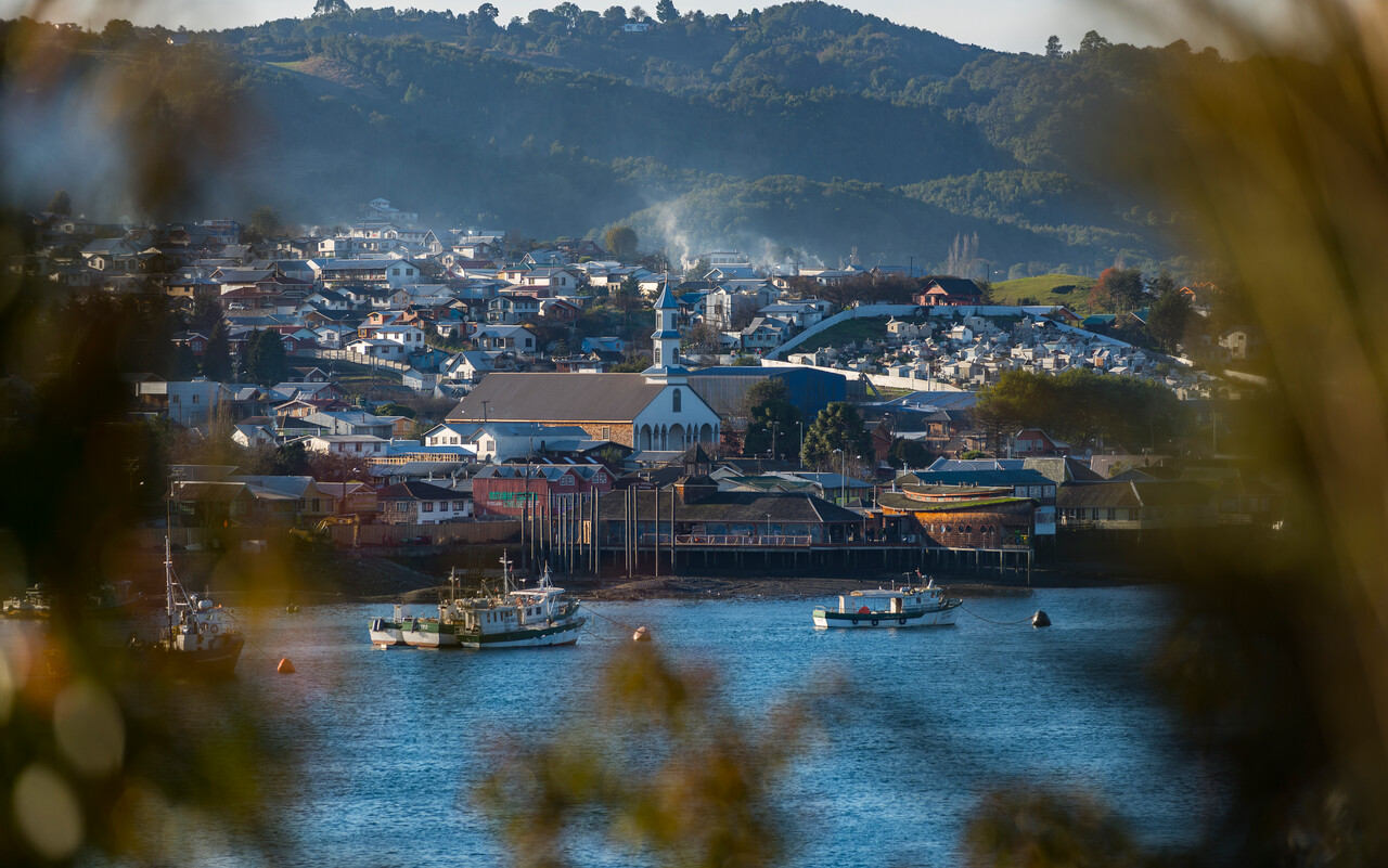 Vista panorámica de Dalcahue en Chiloé que se ubica a 1186 kilómetros de Santiago y a 90 al suroeste de Puerto Montt. Para llegar se debe navegar por aproximadamente 30 minutos el canal de Chacao en un transbordador que separa el continente de la costa norte de la Isla Grande de Chiloé que forma parte del archipiélago del mismo nombre y que está constituido por unas treinta islas.