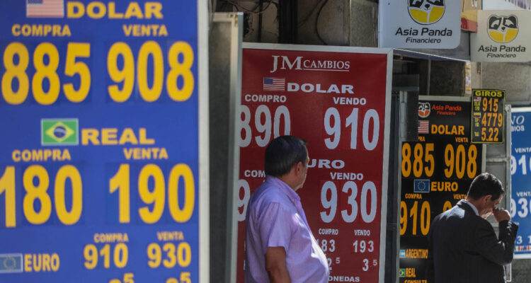 El dólar cae fuertemente y se cotiza en menos de $900 en medio de la sesión de este jueves