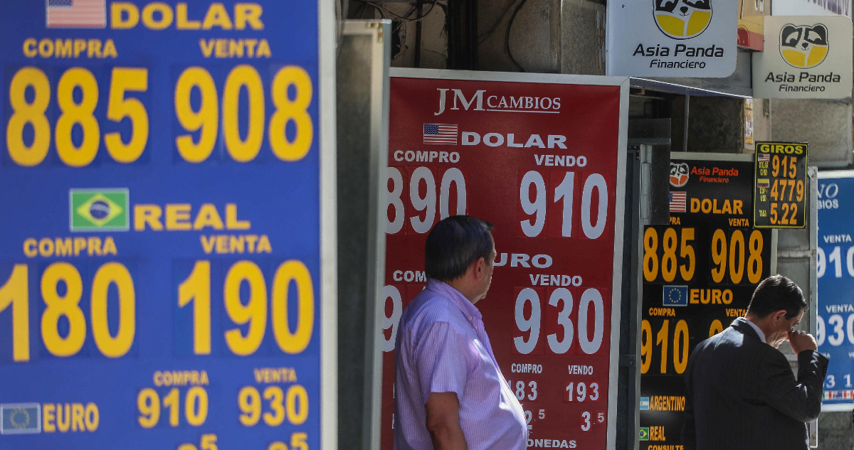 El dólar cae fuertemente y se cotiza en menos de $900 en medio de la sesión de este jueves