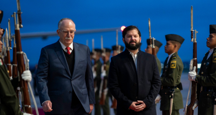 Presidente Boric arriba a México para cambio de mando presidencial: tendrá actividades privadas
