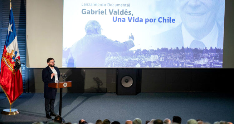 Presidente Boric homenajea legado de Gabriel Valdés en exhibición de documental a 13 años de su muerte
