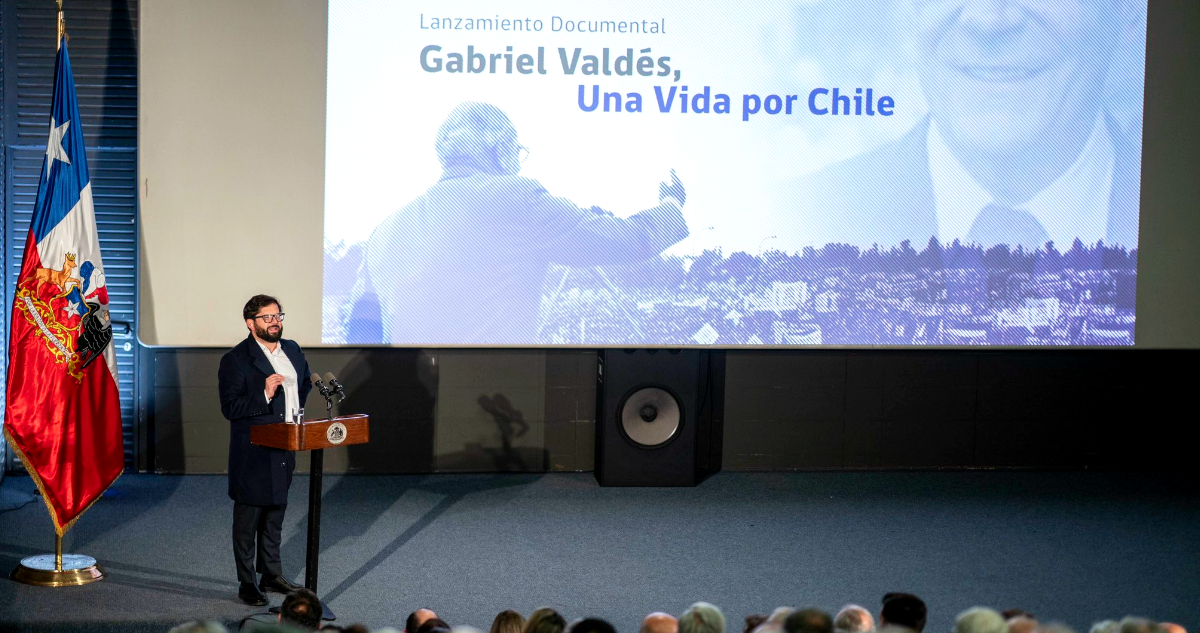 Presidente Boric homenajea legado de Gabriel Valdés en exhibición de documental a 13 años de su muerte