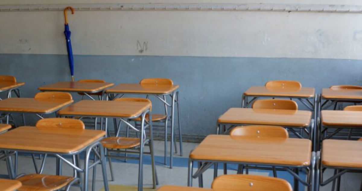 Sala de clases vacía por profesores en Castro con licencia médica