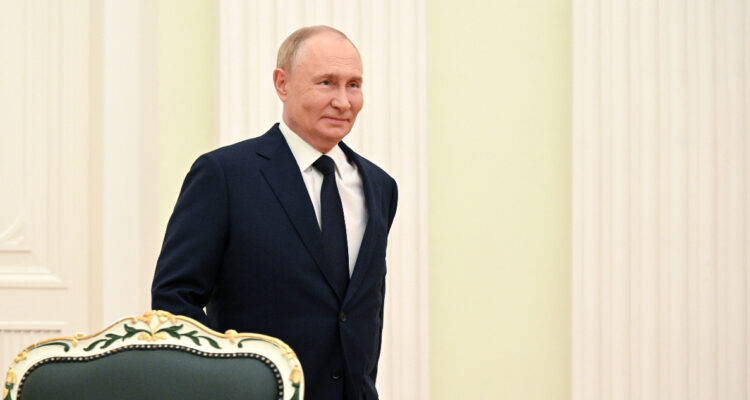 Putin afirma que la economía de Rusia avanza “estable” y entrega proyección de crecimiento