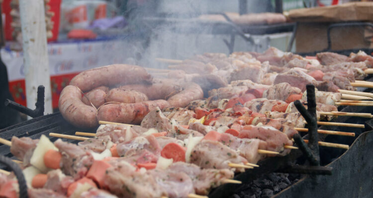 Imagen de anticuchos y una parrillada en el contexto de las fondas. En Los Ángeles debieron ser cerradas anticipadamente por los hechos de violencia registrados en las últimas horas.
