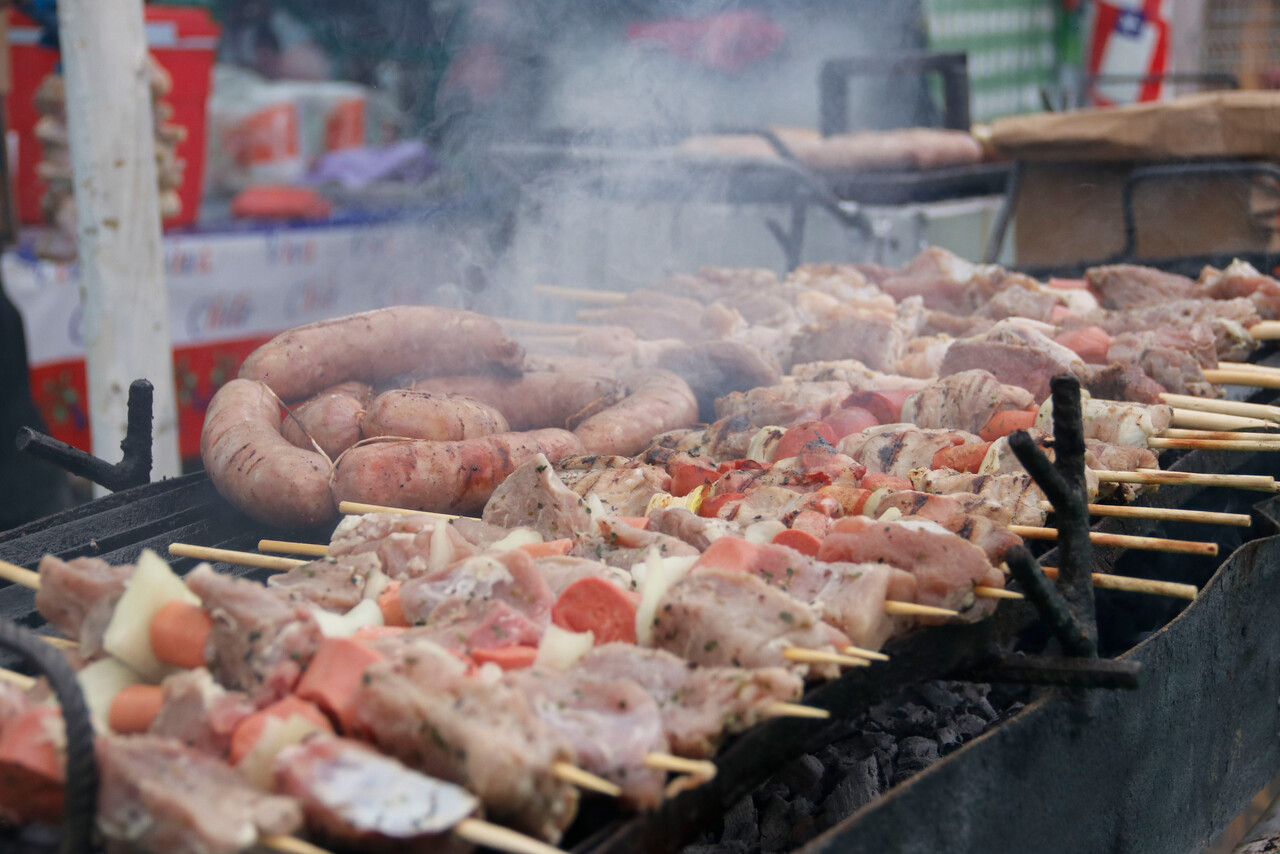 Imagen de anticuchos y una parrillada en el contexto de las fondas. En Los Ángeles debieron ser cerradas anticipadamente por los hechos de violencia registrados en las últimas horas.