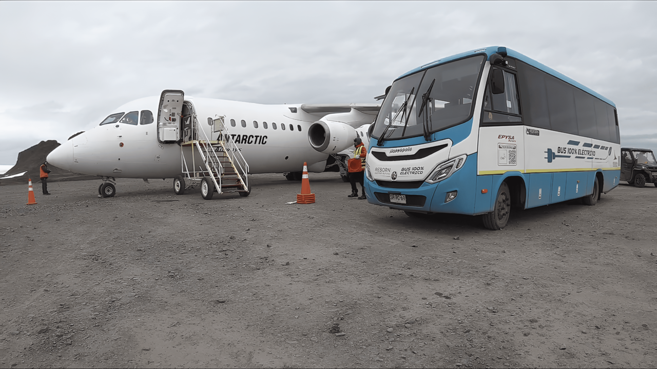 Presentan el primer bus eléctrico de la historia que operará en la Antártica: fue fabricado en Chile