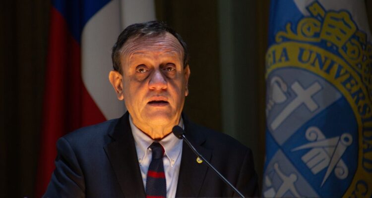 Rector Sánchez descarta que sueldos millonarios como el de Cubillos estén presentes en la UC
