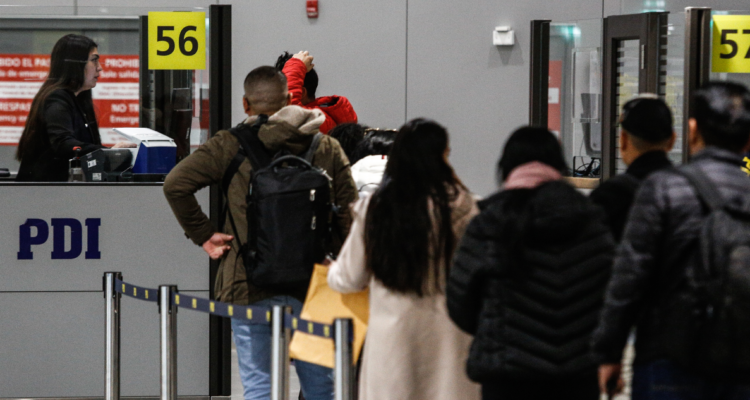 Huelga en Aeropuerto de Santiago no abarca aerolíneas: concesionaria explica plan para proteger vuelos