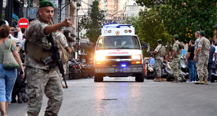 Revelan que Israel incrustó explosivos en beepers vendidos a Hezbolá: estallaron en Líbano