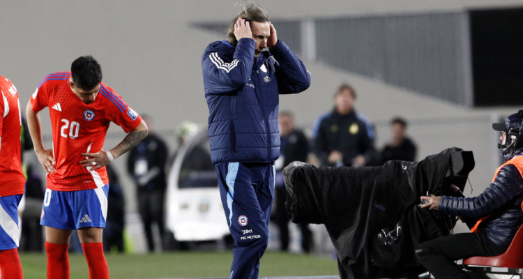 Ricardo Gareca golpea la mesa en La Roja tras goleada sufrida ante Argentina.