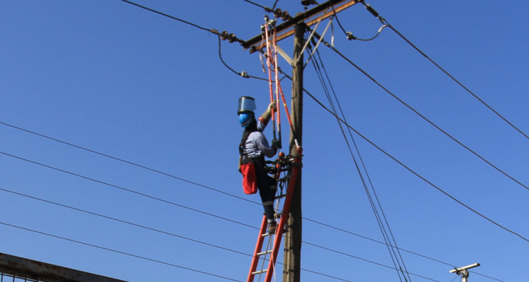 Profesional trabajando en poste por robo de cables en Santa Juana
