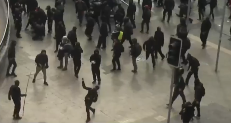 Romería al Cementerio General encapuchados protagonizan incidentes cerca de La Moneda