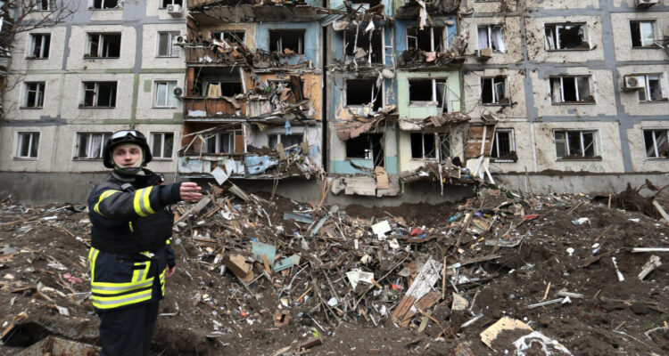 Rusia ataca Zaporiyia con bombas aéreas en el inicio del viaje de Zelenski a EEUU