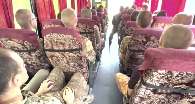 Rusia y Ucrania intercambian 206 prisioneros, incluidos los militares rusos apresados en Kursk