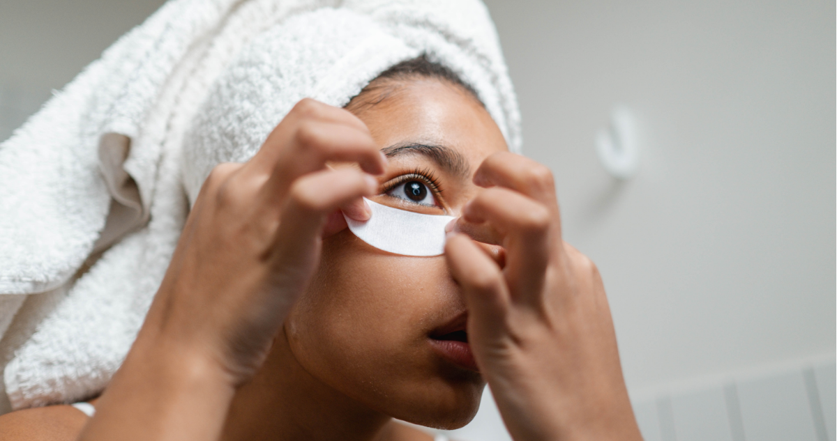 Mujer realizando rutina de skincare