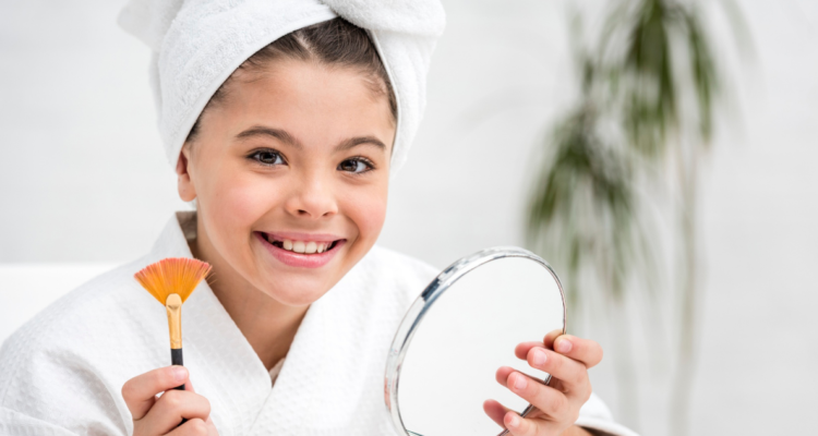Niña haciendo rutina de skincare en referencia a rutinas de cuidado en niños